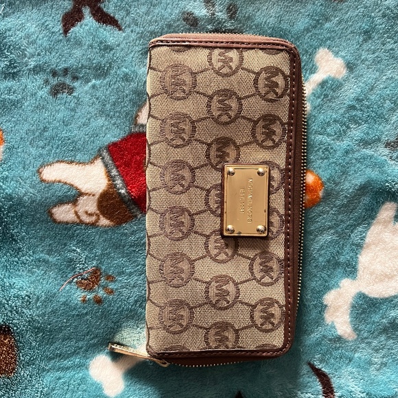 Authentic mk wallet - Picture 1 of 3